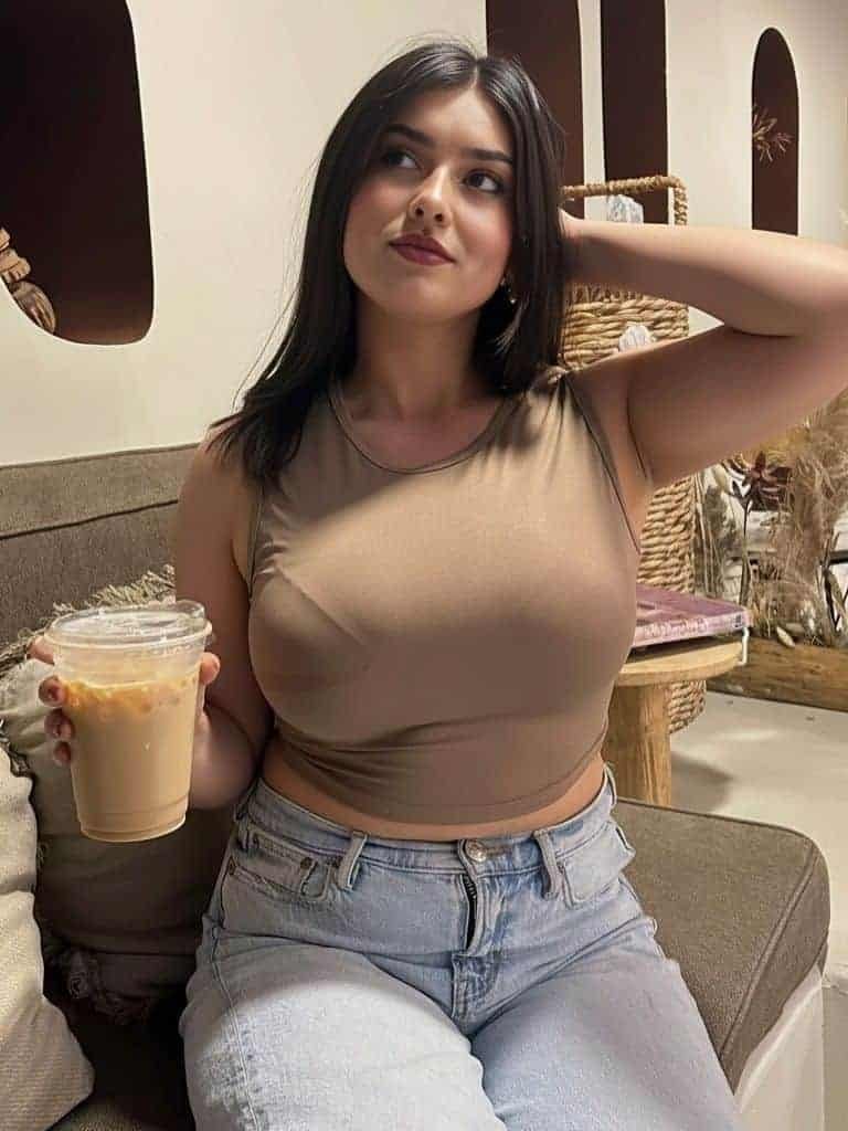 Escorts in Karachi — minimal background framing to keep focus on the subject — VIP escorts in Karachi — gallery 3/15 — asset 46