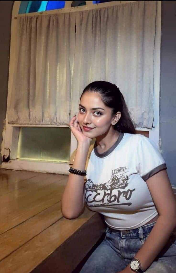 Call Girls, Escorts & Night Girls in Pakistan — minimal background framing to keep focus on the subject — call girls, escorts & night girls in Pakistan (Lahore, Islamabad, Karachi & more) — gallery 13/15 — asset 50